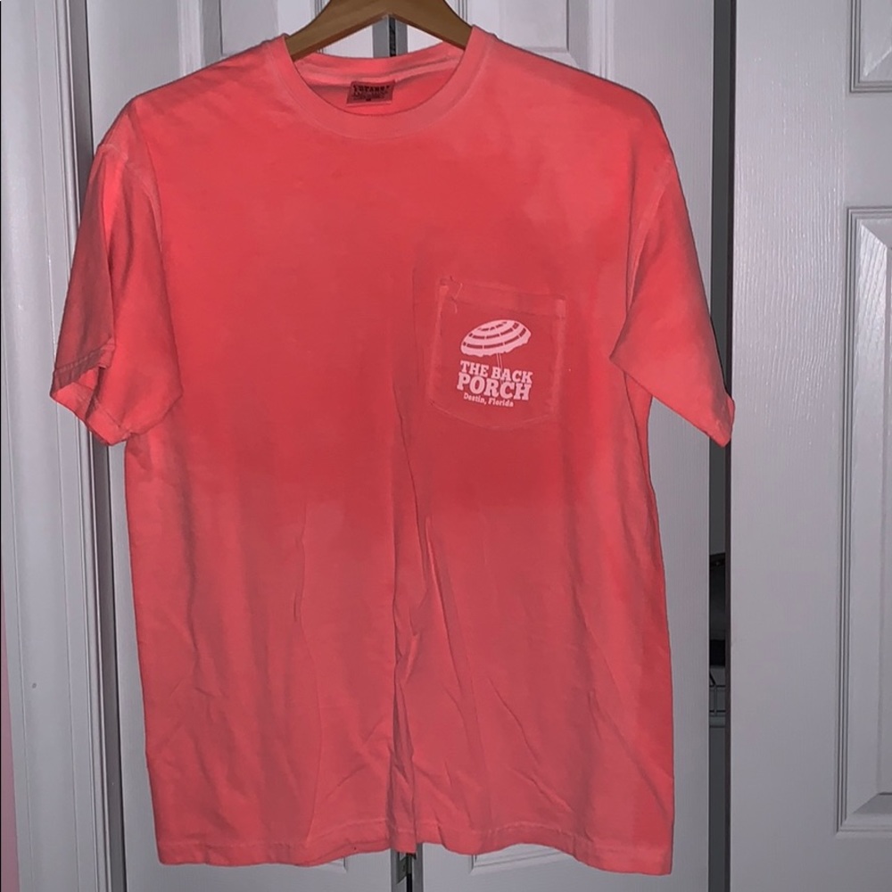 hot pink beach restaurant t-shirt size M